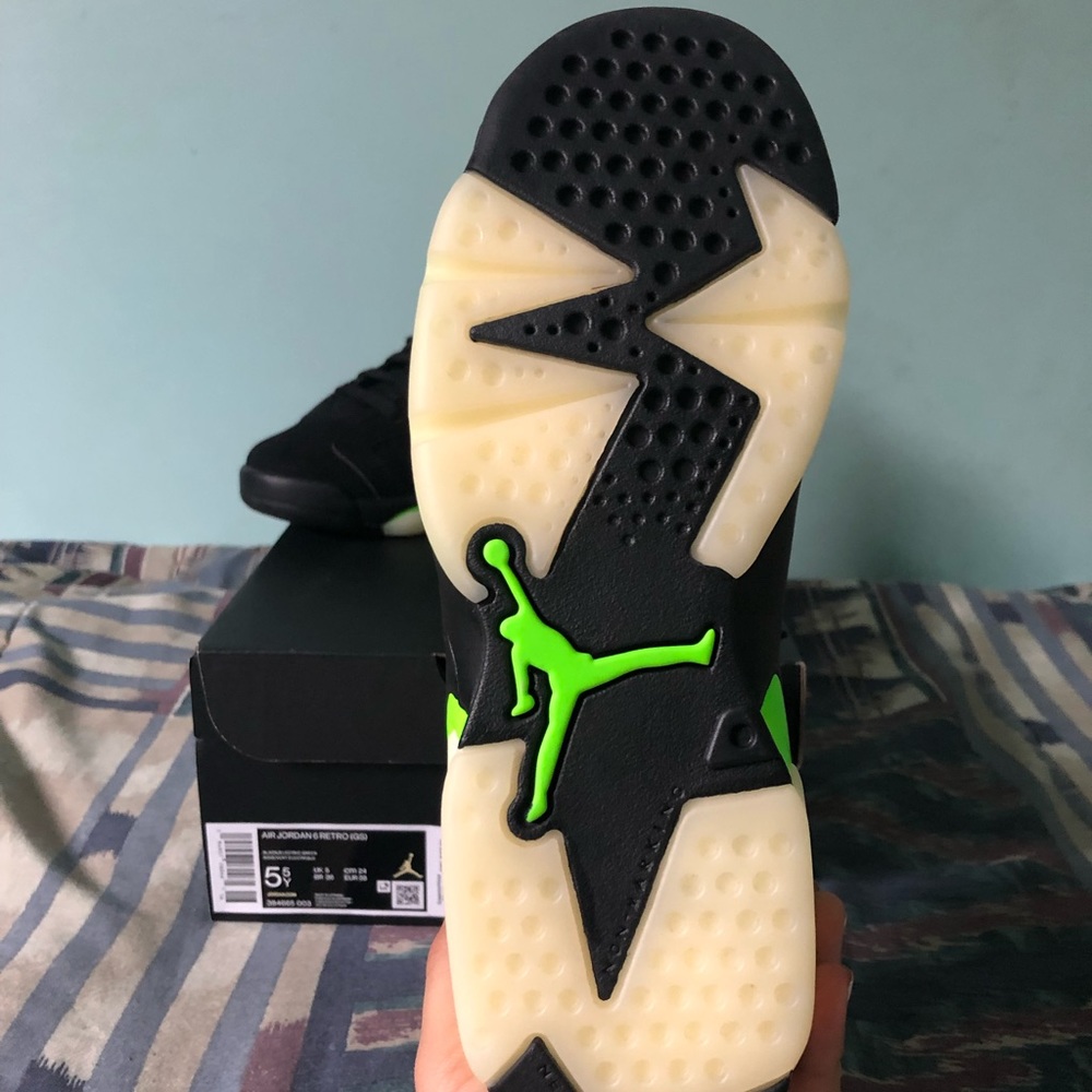 Jordan 6 “Electric Green” GS 5.5Y - Picture 3 of 5